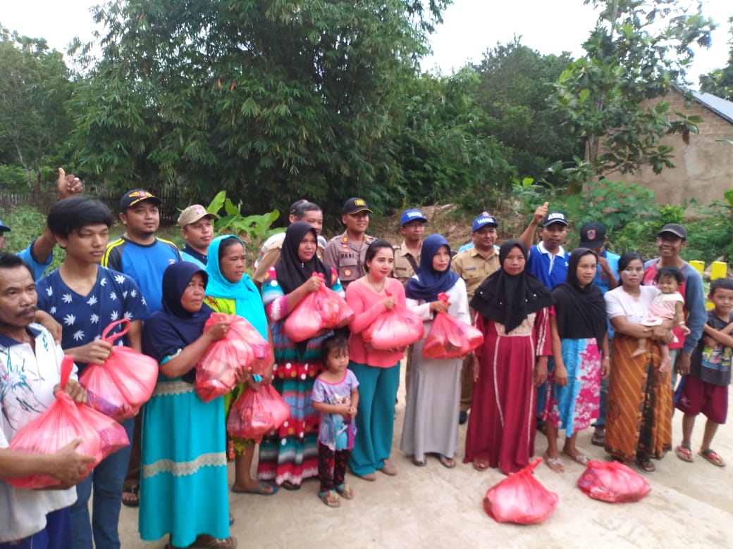 Penyerahan bantuan korban Banjir